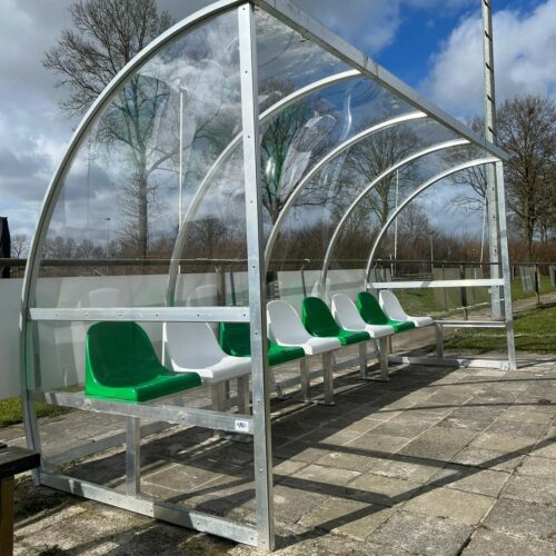 Dug outs model 160 30 Gelaste aluminium dug-outs gaan jarenlang mee, absoluut een aanwinst voor iedere sportaccommodatie.