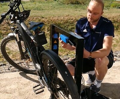 Fietsnietje Marion 16 Fietsenrek - aanleunbeugel Marion, voorzien van E-bike lader, diefstalbestendig!