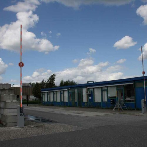 Automatische slagboom 5 Optimaliseer de beveiliging van uw bedrijfsterrein met onze hoogwaardige elektrische slagbomen, die een betrouwbare toegangscontrole bieden en voertuigen tot wel 7 meter efficiënt reguleren.