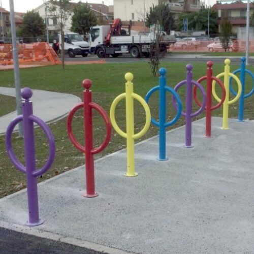 Fietsaanleunbeugel Fox 18 Fietsenrek model FOX, Leverbaar in diverse RAL kleuren. Erg leuk bij scholen, speeltuinen en kinderdagverblijven.