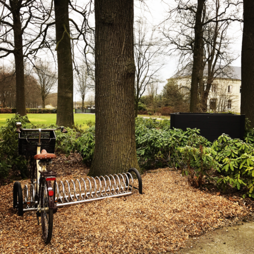Design fietsenrek model Spirit Steel 45 Prachtig design fietsenrek Spirit Steel. Afgebeeld op deze mooie foto is de RVS uitvoering met gepoedercoate staanders. Dit spiraal fietsenrek staat in Vught bij NieuwSparrendaal.
