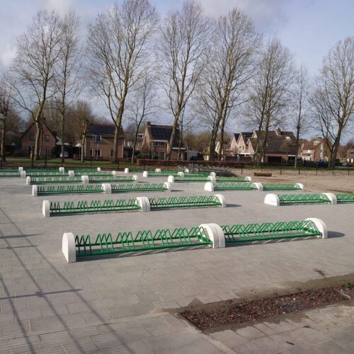 Fietsenrek Alfa 27 Fietsenrekken Alfa in een fraaie groene uitvoering. Dubbelzijdig met halfronde betonsteunen.