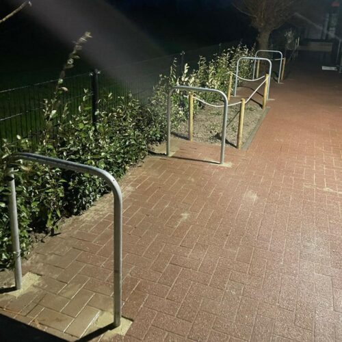 Fietsnietje 48 mm rond 48 Zorg voor voldoende ruimte tussen beugels, minimaal 80 cm, om fietsen comfortabel te kunnen stallen.