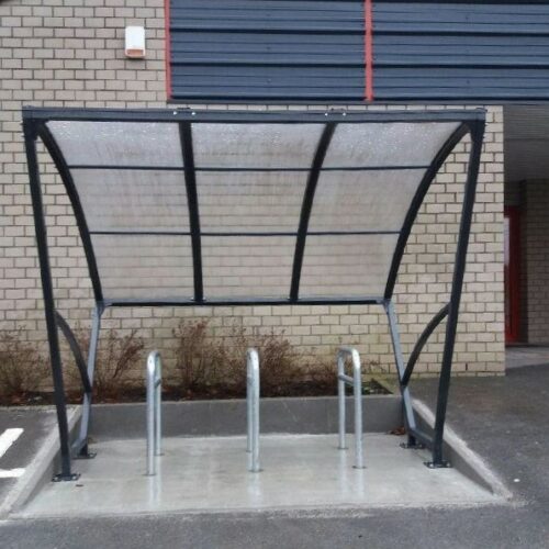 Transparante fietsoverkapping 2.5 meter met fietsnietjes op betonplaat.