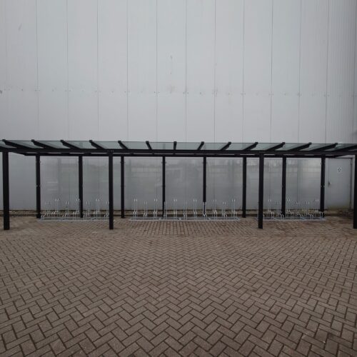 Fietsoverkapping Model City 41 Overdekte fietsenstalling op zijn mooist. Model City wordt standaard geleverd met een solide frame van verzinkt en gepoedercoat staal in een rsl kleur naar keuze, voor een professionele en onderhoudsarme afwerking.