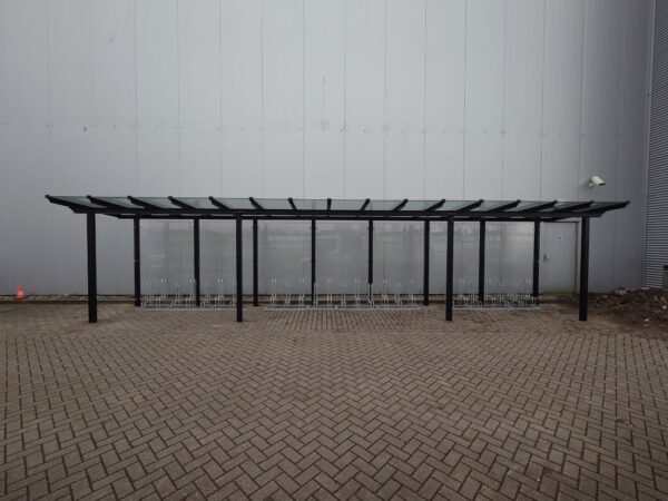 Overdekte fietsenstalling op zijn mooist. Model City wordt standaard geleverd met een solide frame van verzinkt en gepoedercoat staal in een rsl kleur naar keuze, voor een professionele en onderhoudsarme afwerking.