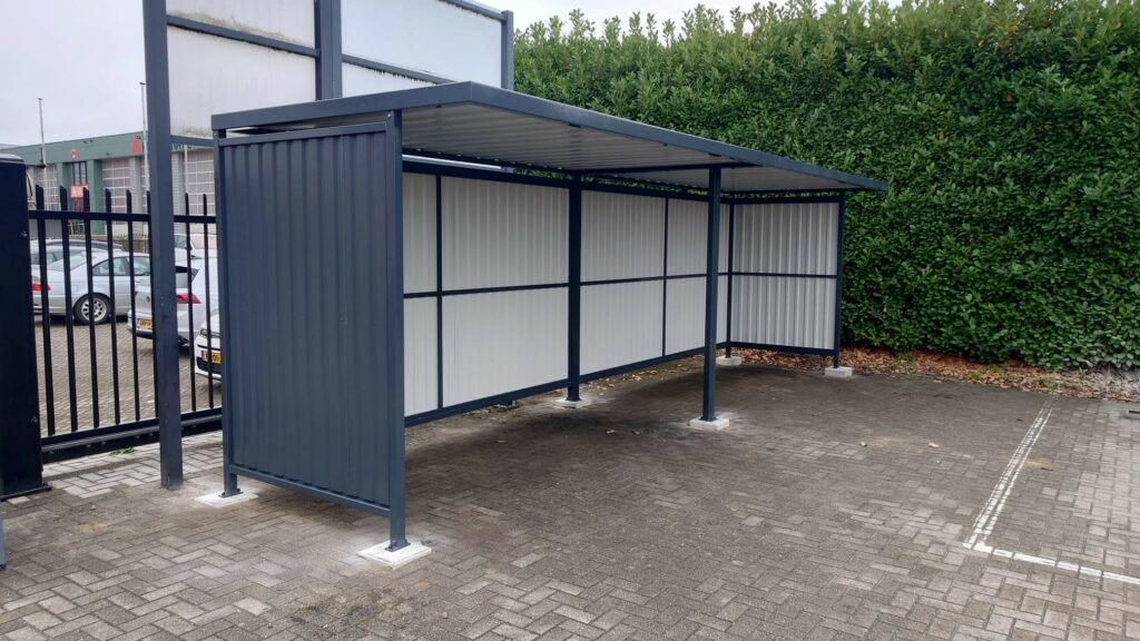 Hoe beveilig je een fietsenstalling tegen diefstal? 12 Fietsoverkapping Leipzig RAL 9005. Een basisdeel van 4 meter met aanbouwdeel van 4 meter. Ideale fietsoverkapping voor scholen en bedrijven, Deze afmeting is geschikt voor ca 20 fietsen.