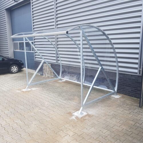 Fietsoverkapping BF1000 - AANBIEDING 70 Onze BF1000 fietsoverkapping in de verzinkte uitvoering, lengte 3 meter geplaatst op betonpoeren 30 x 30cm. Deze overkapping biedt plek voor ca 8 fietsen.