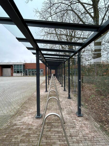 Door de transparante afwerkingen, geen dode hoeken en geeft deze fietsoverkapping de gebruiker een veilig gevoel