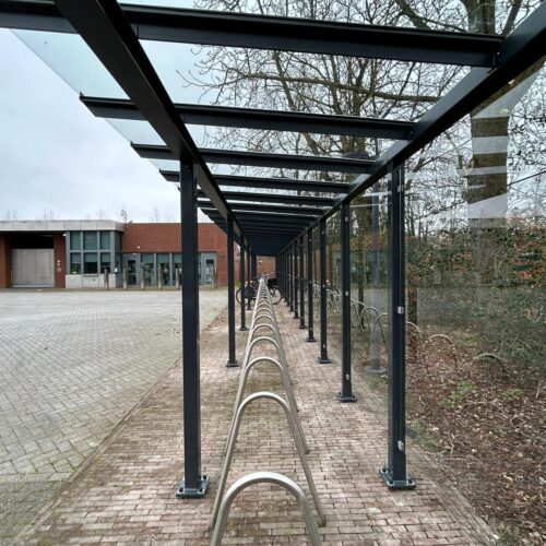 Fietsoverkapping Model City 48 Door de transparante afwerkingen, geen dode hoeken en geeft deze fietsoverkapping de gebruiker een veilig gevoel