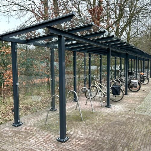 Fietsoverkapping Model City 38 Fietsoverkapping City met aanleunbeugels een lengte van 25 meter. Hier nog in de uitvoering met IPE profielen. Geplaatst in den Haag bij de Amerikaanse ambassade