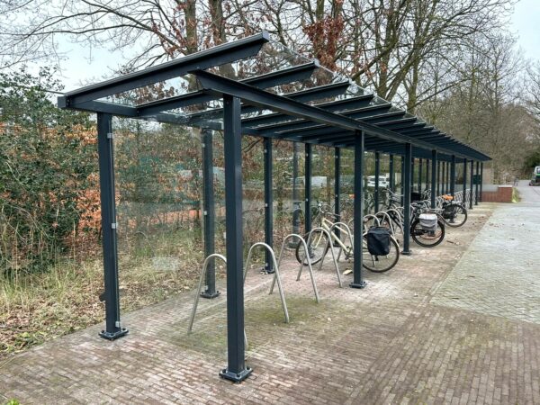 Fietsoverkapping City met aanleunbeugels een lengte van 25 meter. Hier nog in de uitvoering met IPE profielen. Geplaatst in den Haag bij de Amerikaanse ambassade