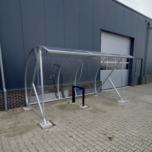 Fietsoverkapping BF1000 - AANBIEDING 94 Fietsoverkapping BF1000 verzinkt met aanleunbeugel model Marion met 2 oplaadstations voor elektrische fietsen