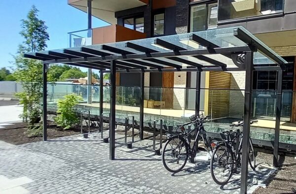 Met een strak en eigentijds design past de City fietsoverkapping perfect in zowel openbare als semi-openbare ruimtes en op bedrijfsterreinen.