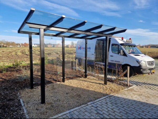 Lengte 3 meter. Dankzij de combinatie van verzinkt staal en gelamineerd veiligheidsglas biedt fietsoverkapping City niet alleen stevigheid, maar ook een luxueuze en open uitstraling