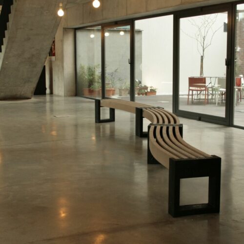 Kunststof parkbank Canvas 30° 28 Parkbanken van massief regeneraat zijn door hun elegantie, ook ideale banken voor de openbare en semi-openbare overdekte ruimtes, Govaplast dealer SKWshop.nl