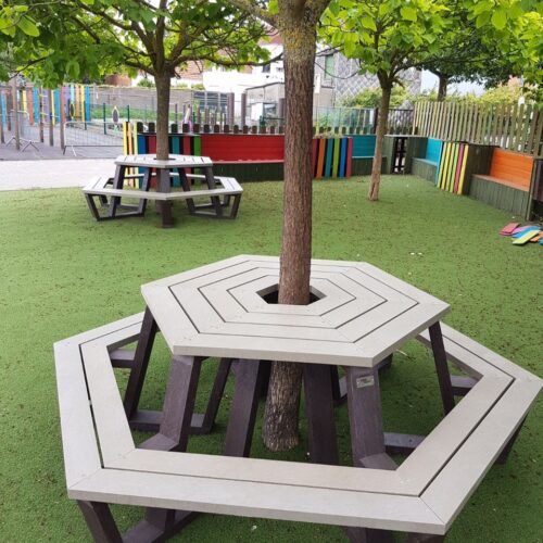 Picknicktafel van massief kunststof in openbare ruimte