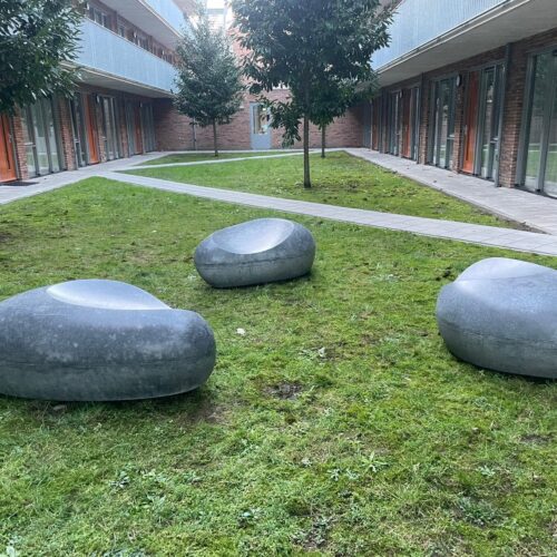 Betonnen zitelement - De Love-stone 27 Onze Lovestones in Almere. Een fraai organisch vormgegeven alternatief voor parkbanken