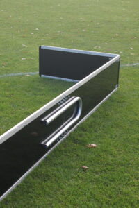 Door de robuuste constructie blijft het jeugdhockeydoel stevig staan, zelfs tijdens intensieve hockeysessies.