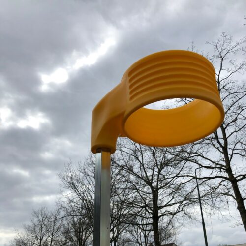 Verstelbare korfbalpaal met voetplaat buiten
