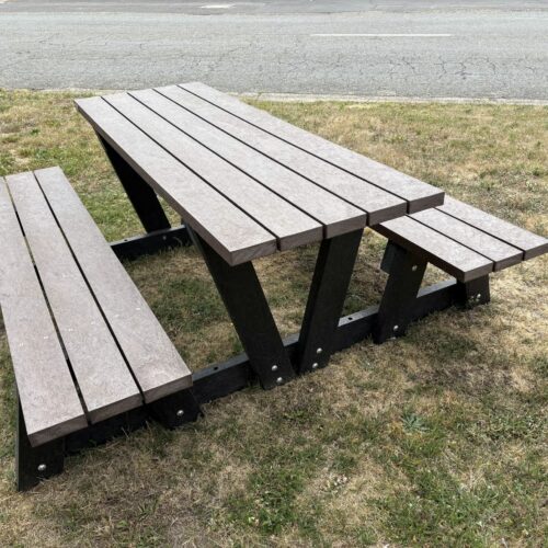 Kunststof picknicktafel model Lyon, ideaal voor schoolpleinen en horeca. Geen rot, geen onderhoud. Kunststof straatmeubilair op zijn mooist.