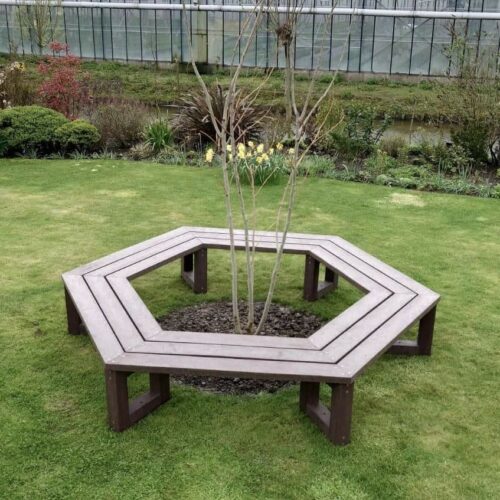 Boombank op maat 9 Boombank op maat gemaakt met een binnendiameter van 160cm. Massief kunststof, de ultieme onderhoudsvrije en milieubewuste keuze. Deze staat in Poeldijk.