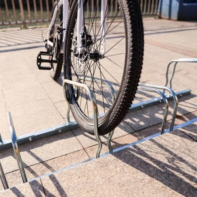 Budget Fietsenrekken model Multiflex 5 Verzinkte fietsenrekken met instelbare bandbreedte voor een bodemprijs.