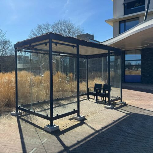 Rookoverkapping Myla 191 Rokersabri met glazen wanden voor 8 tot 10 personen geplaatst op bedrijfsterrein in Groningen