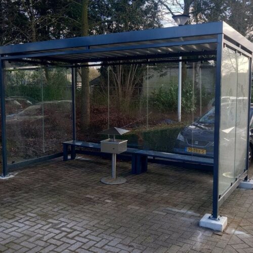Rookoverkapping Myla 194 Moderne rookoverkapping met glazen wanden geplaatst op betonpoeren