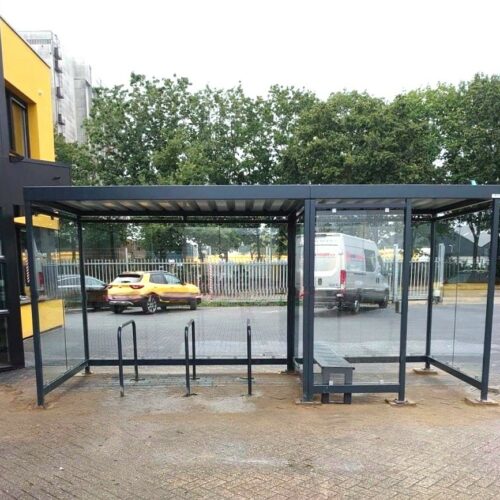 Rookoverkapping Myla 195 Moderne rookoverkapping met fietsenstalling en fietsaanleunbeugels op bedrijfsterrein