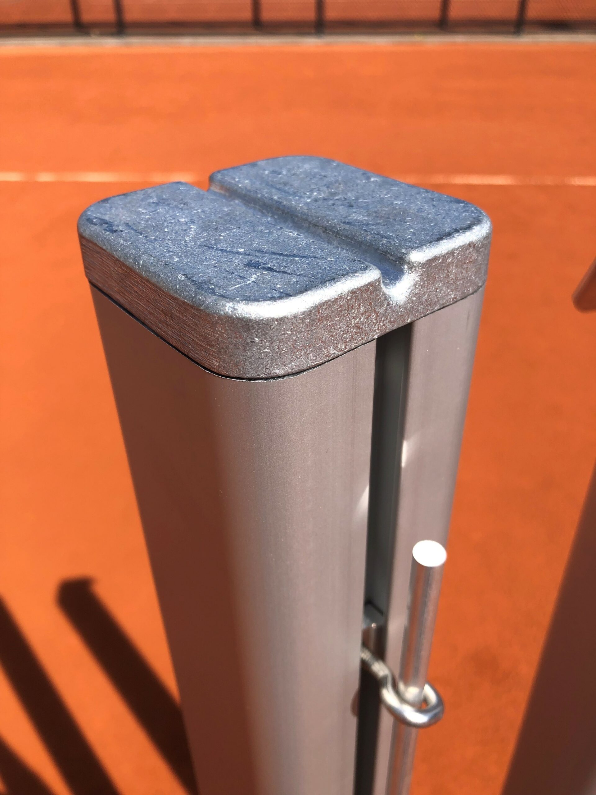 Aluminium netpalen Koker-model Export 2 De nette kap aan de bovenzijde van deze duurzame en voordelige tennisnetpalen 80x80mm