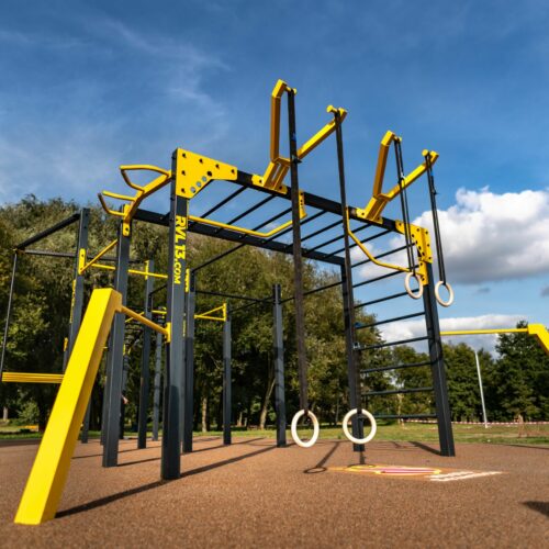Buiten fitness-park Nippur Freestyle 17 Transformeer elke buitenruimte met de veelzijdige Nippur S Freestyle calisthenics toestellen – perfect voor openbare en semi-openbare fitnessparken.