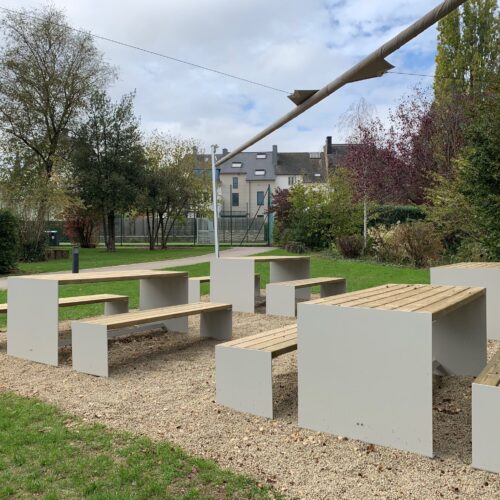 Picknicktafel Amburgo 22 Door de gaten in het frame zijn deze picknicktafels eenvoudig permanent op het maaiveld te bevestigen. Maar ook wij kunnen de montage voor u verzorgen.