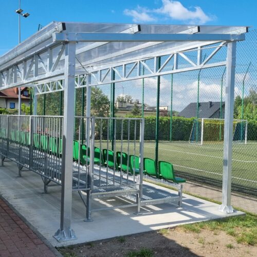 Modulaire sport- tribunes 54 Nieuw in het assortiment, nu ook een overkapping leverbaar voor onze mini sportribunes.