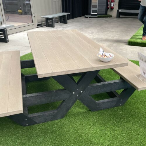 Kunststof picknickset model Cross 14 Picknicktafel Cross in het Experience Center van de fabriek (Showroom)