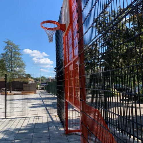 Voetbaldoel met basketbal VBC160 140 Uitgevoerd met doelen van 2.5 x 2 m. Dit vandalismebestendige voetbaldoel met geïntegreerd basketbalbord is ideaal voor openbare ruimtes dankzij de duurzame verzinkte constructie en het slimme geluidsdempende ontwer