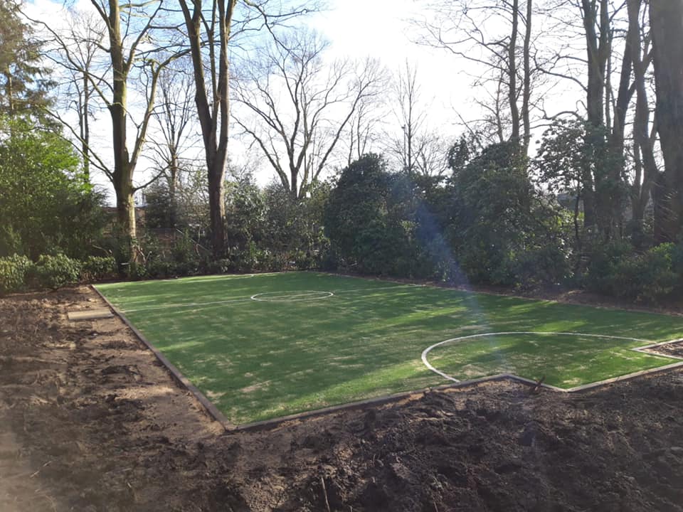Kunstgras speelvloeren 38 kunstgrasveld door ons gelegd in Brabant, aansluitend plaatsen we de voetbalkooi.