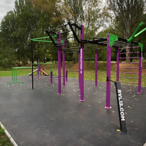 Buiten fitness-park Nippur Freestyle 20 Voor een dynamisch outdoor fitnesspark kiest u de Nippur S – de perfecte keuze voor kracht- en conditietraining. Afgebeeld een outdoor park met verschillende mogelijkheden.