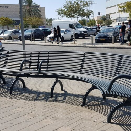 Parkbank Rest gebogen 65 Parkbank Rest gebogen met rugleuning. 1 x de naar binnen gebogen uitvoering van deze parkbank, geschakeld met de naar buiten gebogen uitvoering.