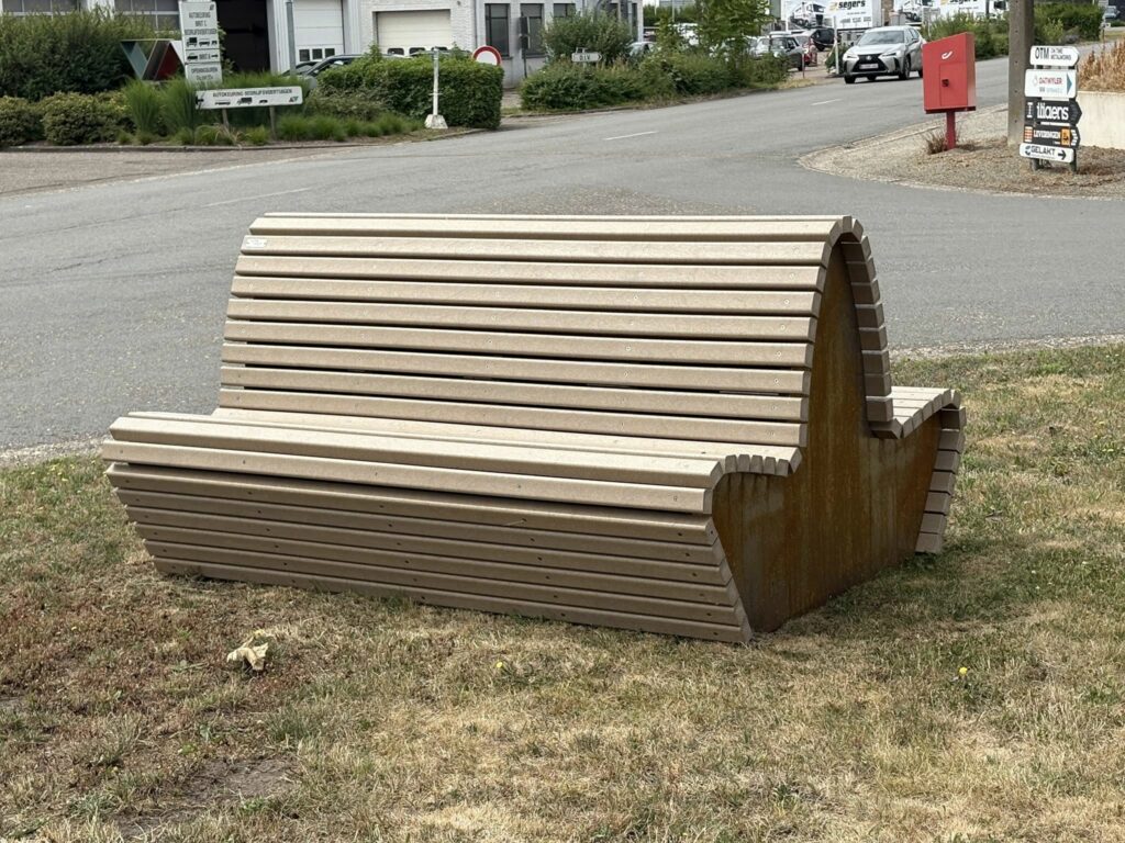 Waar plaatst u een parkbank of picknickset? Praktische lessen uit onderzoek 9 Deze Kunststof Parkbank Knokke in sand-beige uitvoering vormt een stijlvolle toevoeging aan elke buitenlocatie, van moderne stadsparken tot natuurlijke kustgebieden.