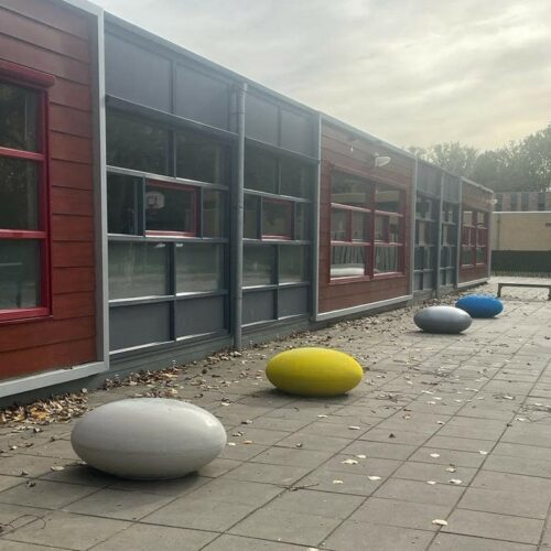 Betonnen zitelementen. De reuzen Smartie 72 Een aanwinst voor de buitenruimte. Smarties, in diverse kleuren leverbaar. Vrolijk, degelijk en duurzaam
