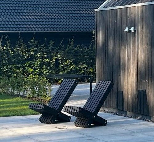 Lounge stoel Atlantic 7 Onze loungestoelken Atlantic geheel in het zwart. Elegant, geen onderhoud, geen splintervorming en geen rot. Parkmeubilair op zijn mooist.