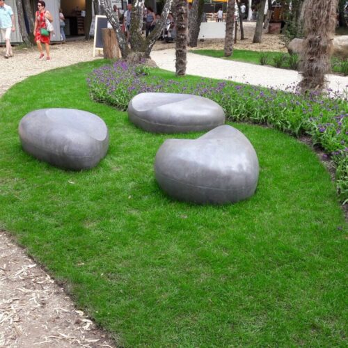 Betonnen zitelement - De Love-stone 26 Drie van onze grote betonnen zitelementen, Love-stones, uitgevoerd in antraciet. Bijzonder duurzaam en fraai straatmeubilair en een leuk alternatief voor de klassieke parkbanken.
