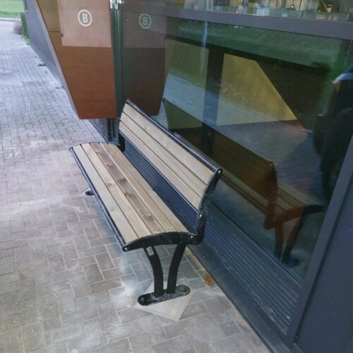 Parkbank Tauri Wood 45 Parkbank model Tauri, eenvoud elegantie en duurzaamheid zijn bij deze lijn parkbanken op een mooie manier samengebracht. Verrassend voordelig bovendien.