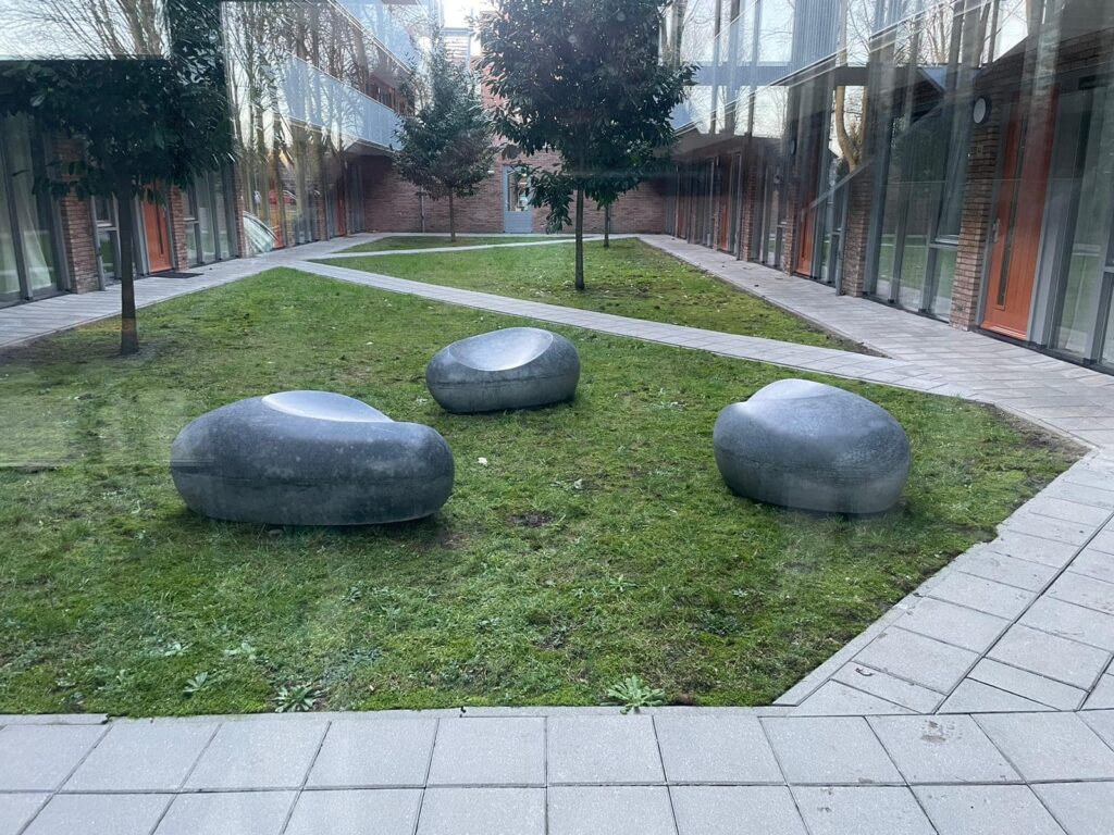 Betonnen zitelementen Stool lijn geplaatst bij school in Gouda 5 Lovestones, betonnen zitelementen in Almere in de kleur Antraciet