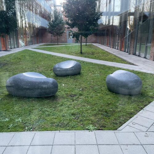 Betonnen zitelement - De Love-stone 29 Lovestones, betonnen zitelementen in Almere in de kleur Antraciet