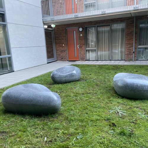 Drie grote betonnen Love-stones - organisch vormgegeven zitstenen