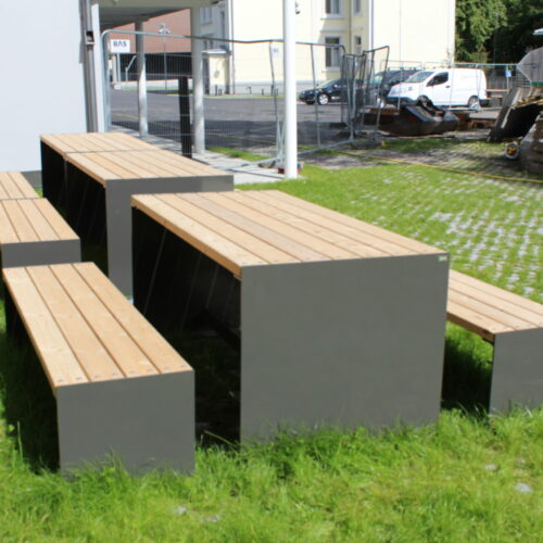 Picknicktafel Amburgo 20 Voor het ijzerwerk heeft u de keuze uit diverse ral kleuren. Het blad en de zitting naar keuze hardhout of Noors Grenen. Lengte van de tafel en zitbanken een riante 1.8 meter.