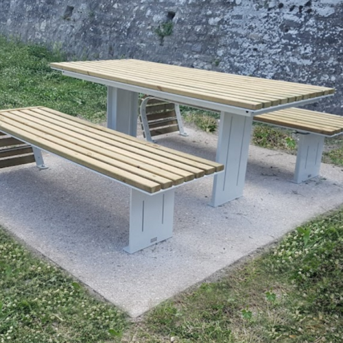 Picknicktafel Contour 18 Picknickset Contour hier uitgevoerd met Noors grenen onder druk geïmpregneerd. De ijzerdelen gecoat in aluminiumgrijs.