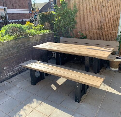 Kunststof Picknicktafel London 29 Picknickset Londen, ook zeer geschikt voor de openbare en semi-openbare ruimt. Zowel vrijstaand te plaatsen als eenvoudig te verankeren op het maaiveld.